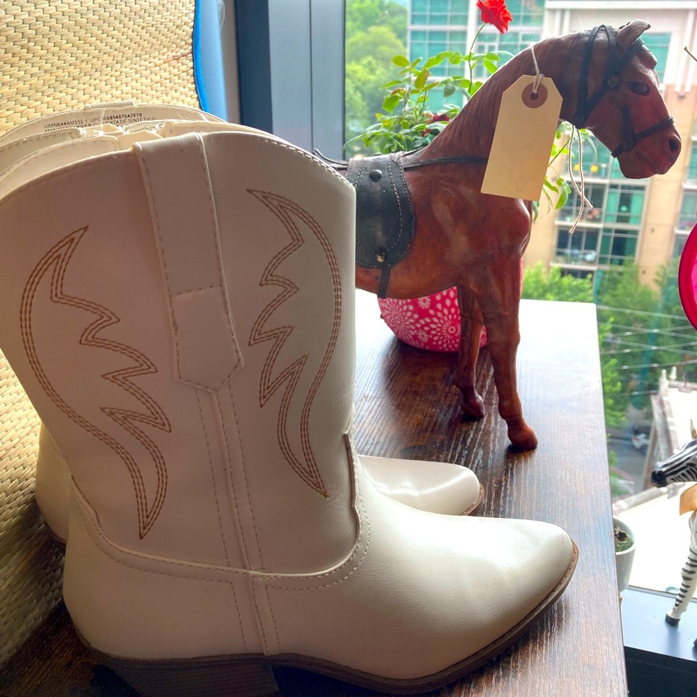 Cream white🐎 BOOTS Elegant Cream Heeled Boots with design side zip and comfort